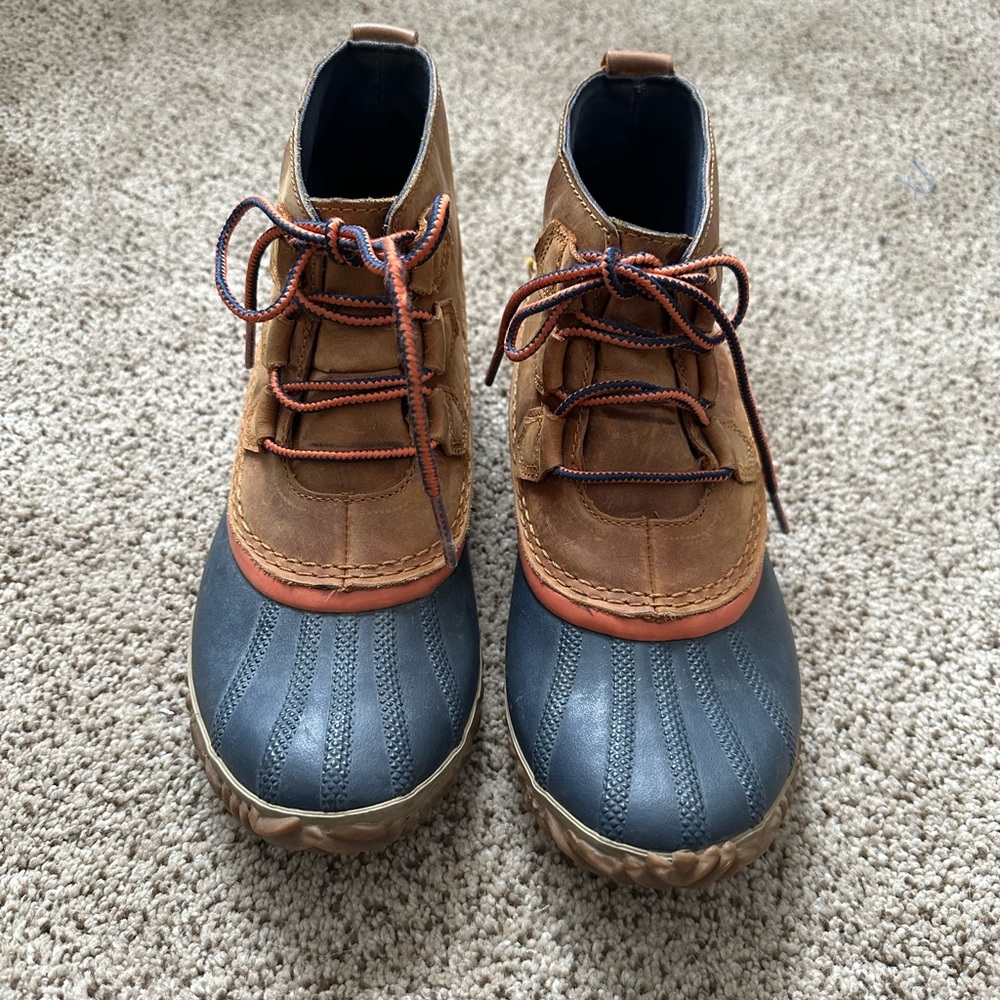 Sorel Out N About rain boots. Size 8.5